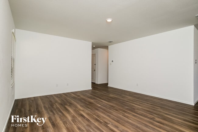 Building Photo - 1614 River Xing Dr