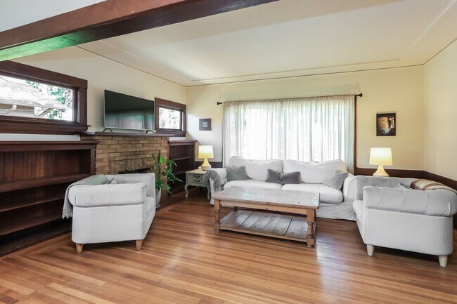 Foto del edificio - Furnished 1920 Craftsman Bungalow Available In The Dimond District!