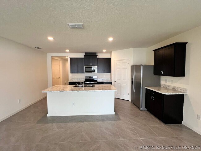 Building Photo - 669 NW Prima Vista Blvd
