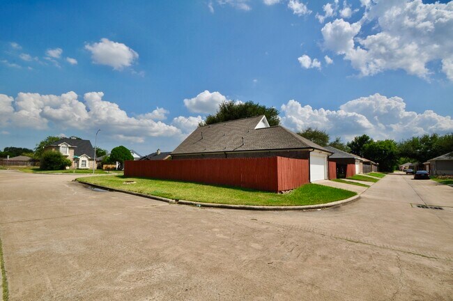 Foto del edificio - 16402 Gold Ridge Ln