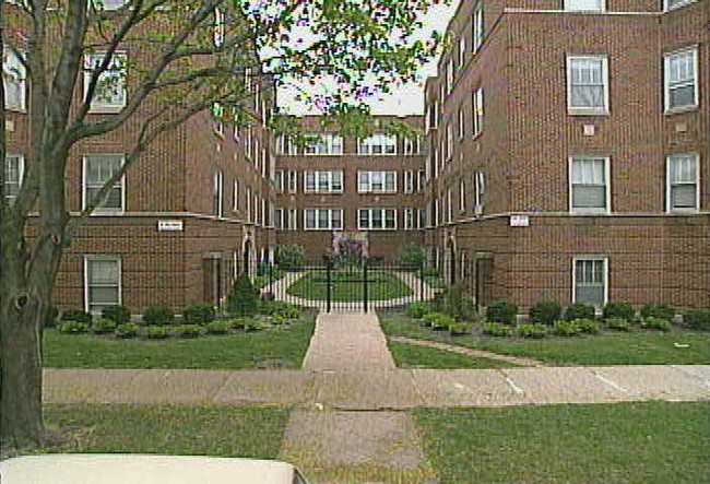 Foto principal - 5628 & 5635 N. Spaulding Avenue