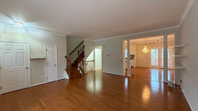 Building Photo - Three Bedroom Townhouse in River Oaks