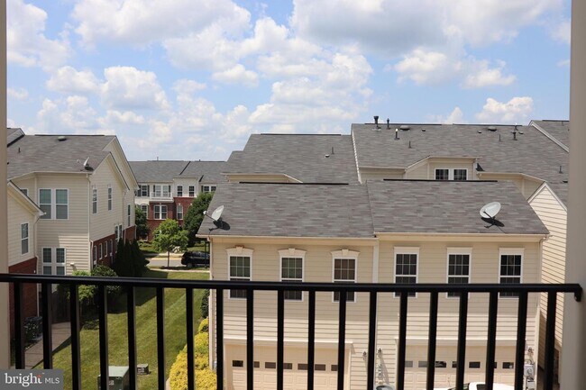 Building Photo - 43606 Hampshire Crossing Square