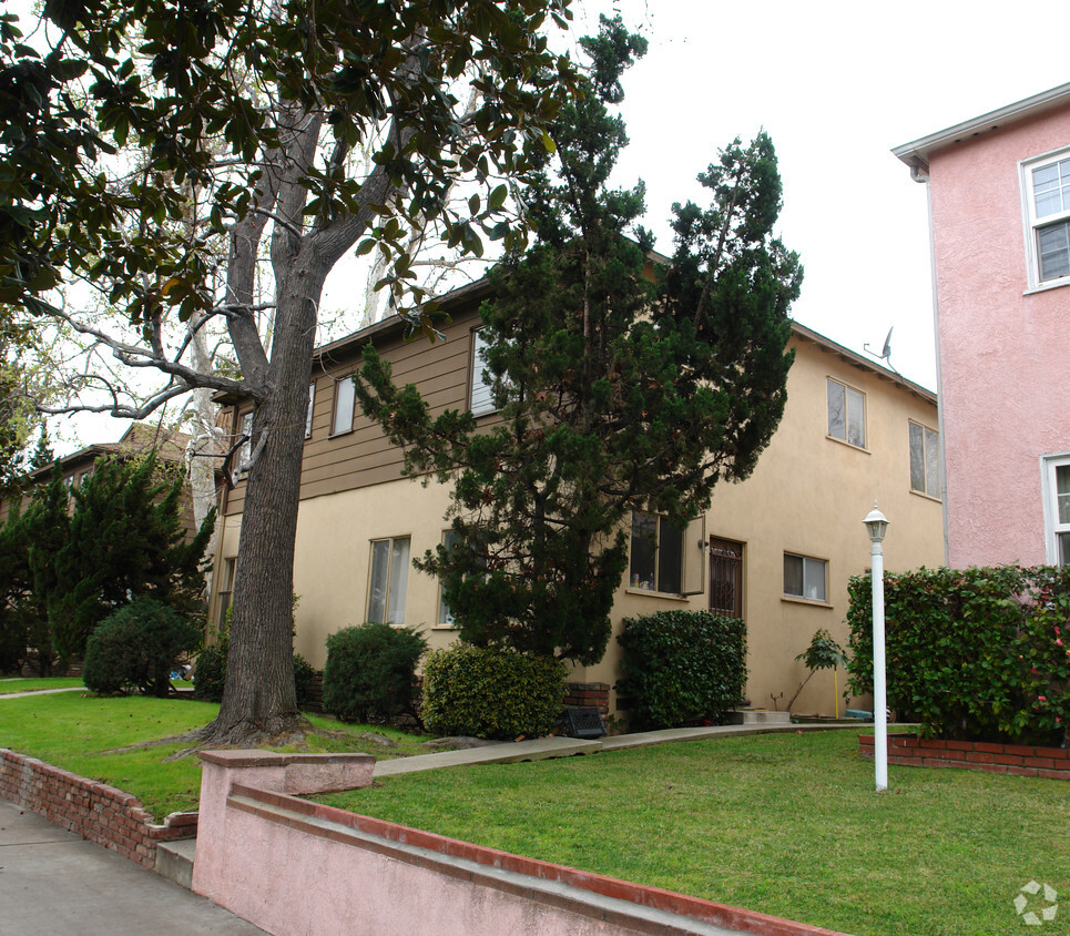 árbol obstruction - 5051 Cahuenga Blvd
