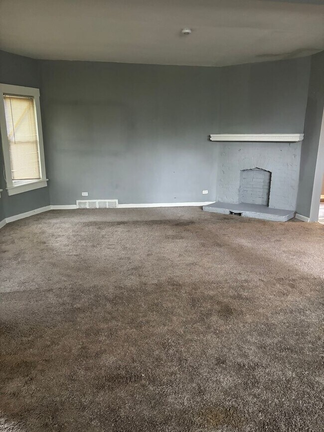 Building Photo - Charming spacious 4-bedroom home. Section ...