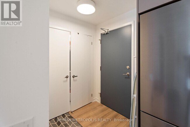 Photo du bâtiment - 2485 Eglinton Ave W