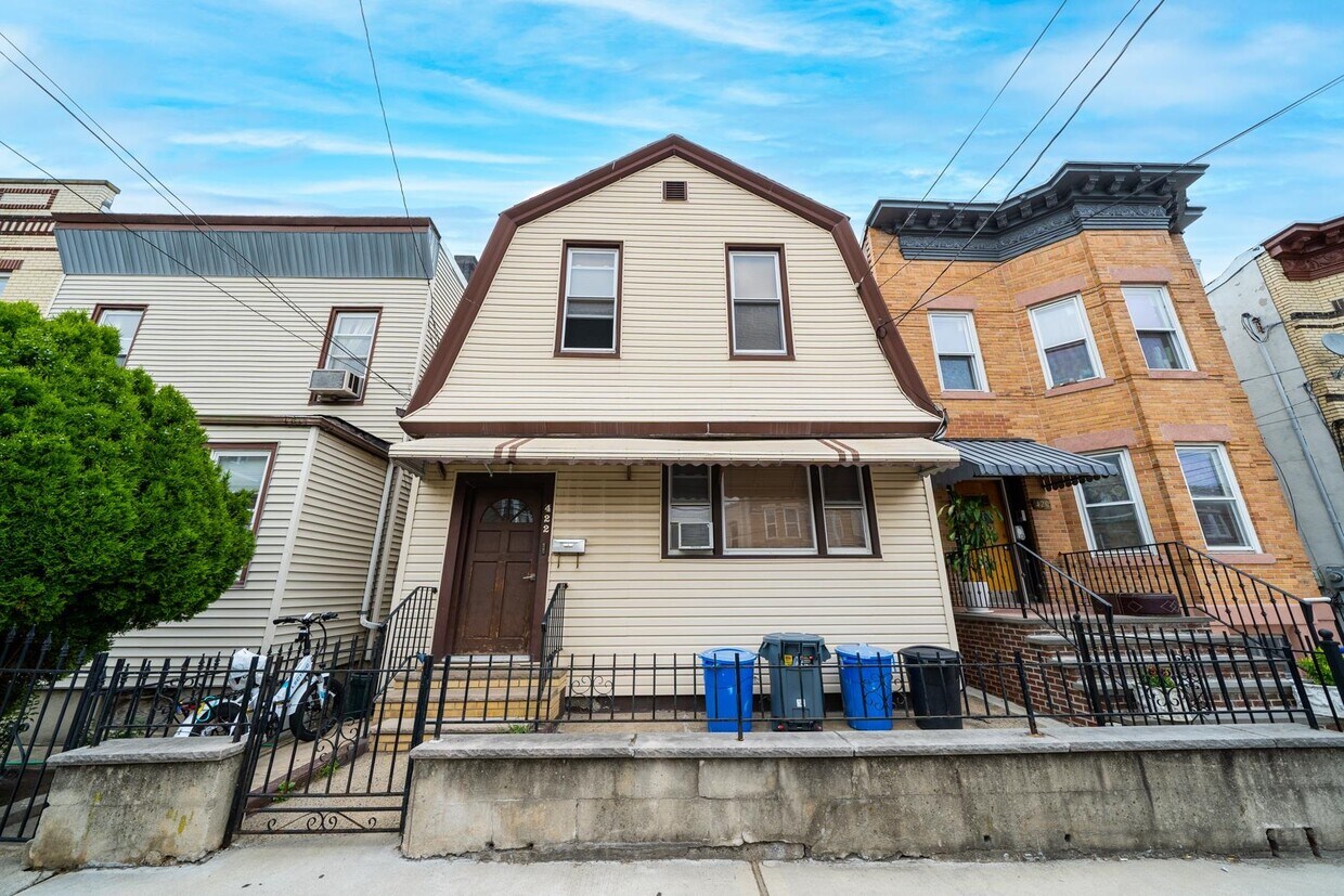 422 71st St Unit 2nd Floor, North Bergen, NJ 07047 Condo for Rent in