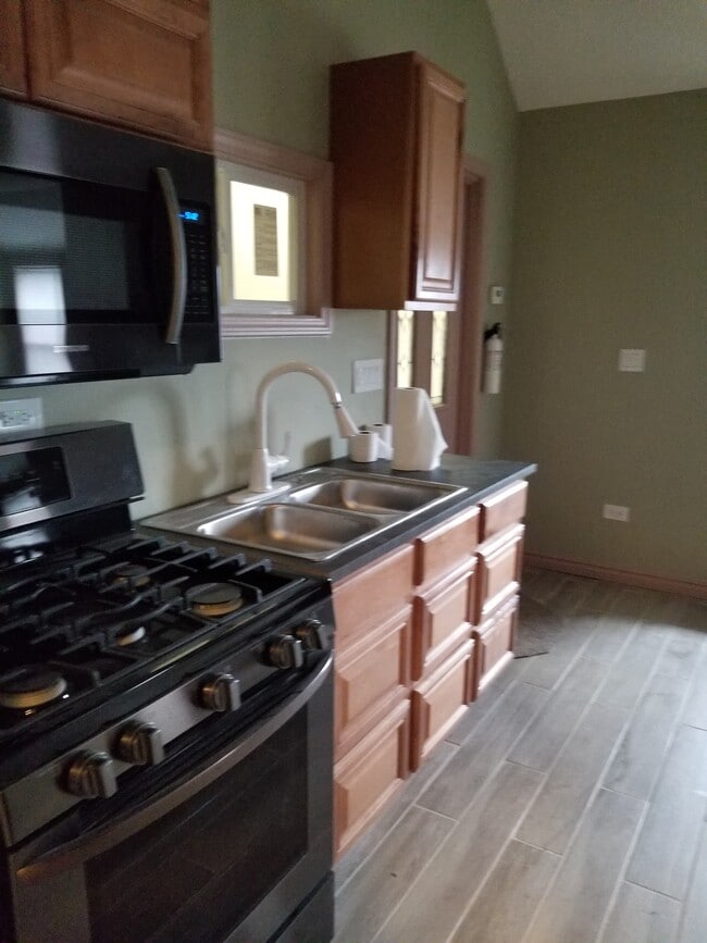 Building Photo - 211 E 161st Pl