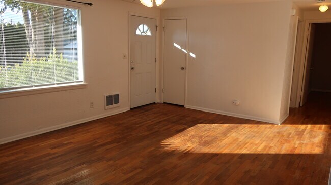 Building Photo - 1027 Dolfay Ln