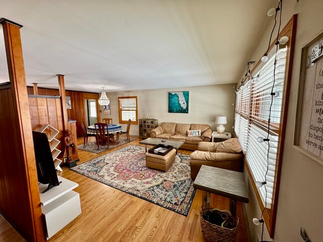 Building Photo - 325 Kishwaukee Dr