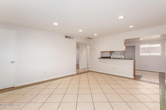 Building Photo - 3640 E Lee St