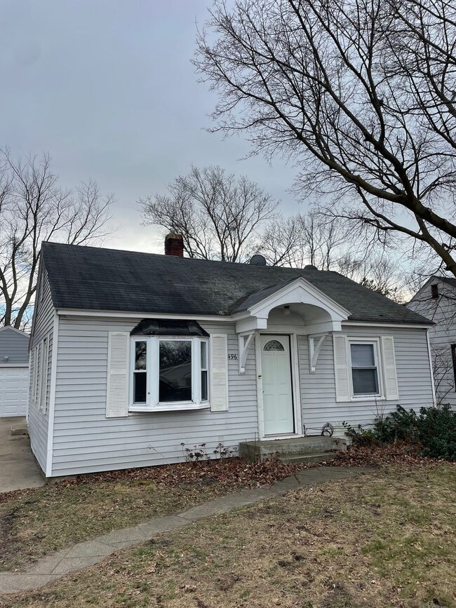 Building Photo - Lovely 2 Bedroom Southside Holland