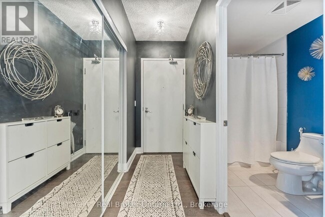 Photo du bâtiment - 604-2240-2240 Lake Shore Blvd W