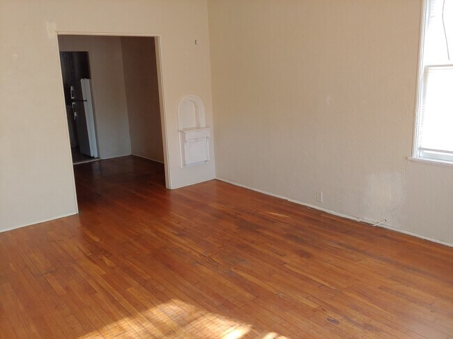 Foto del edificio - 327 W Huisache Ave