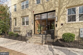 Building Photo - 417 18th St NE