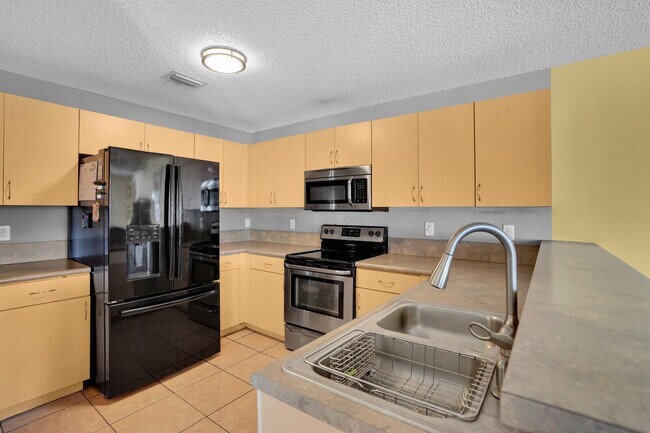 Foto del edificio - 3331 Commodore Ct