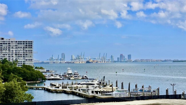 Foto del edificio - 1865 Brickell Ave