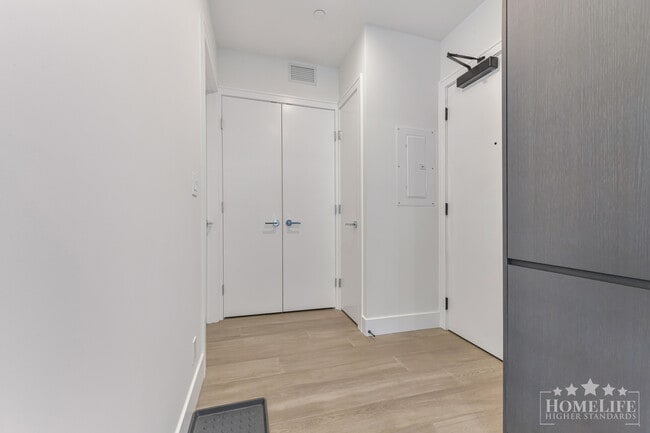 Building Photo - Luxurious 2 Bed 2 Bath Brand New Condo in White Rock at Monaco
