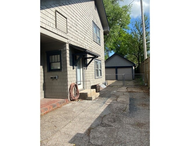 Building Photo - 4117 E Lewis St
