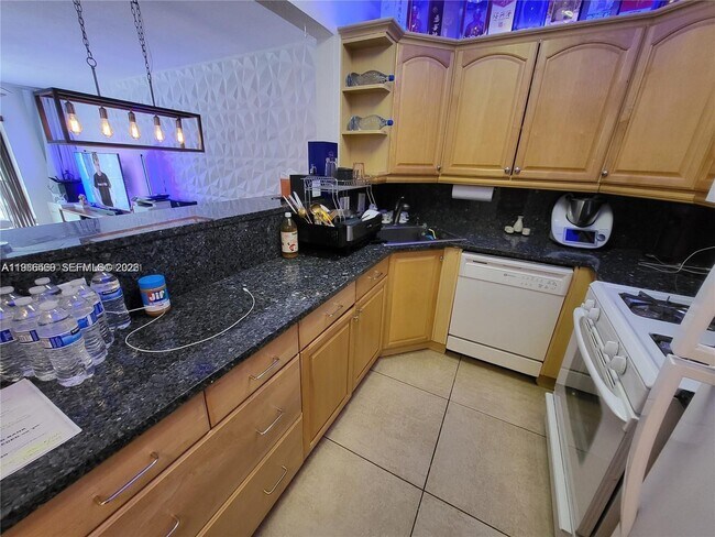 Foto del edificio - 6711 N Kendall Dr