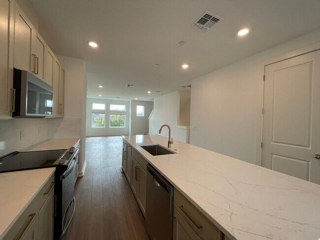 Foto del edificio - 3 Bedroom, 3.5 Bath Townhome with Water Vi...