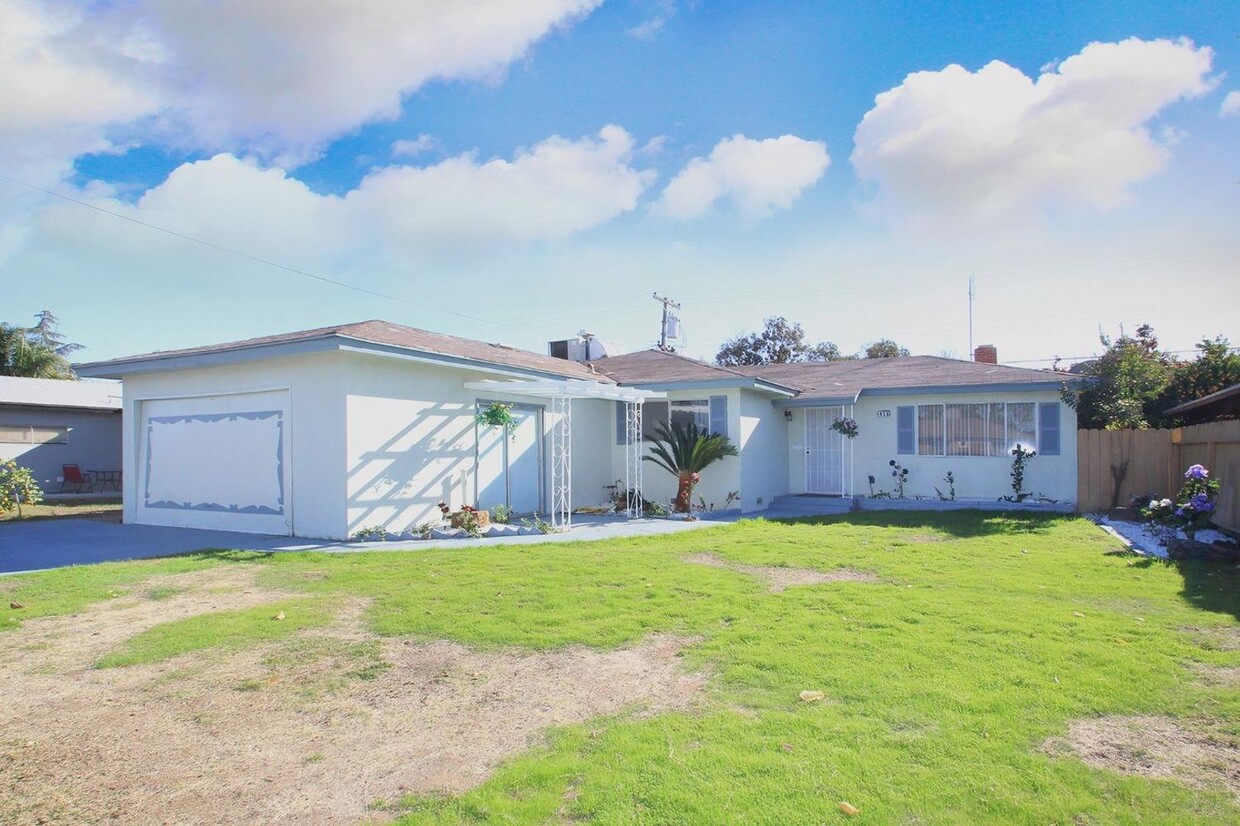 Primary Photo - 3/2 Clovis Home with Bonus Room