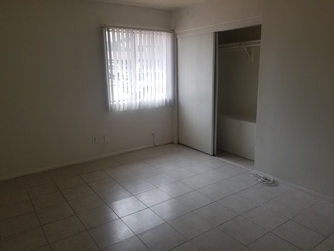 Building Photo - 2 BD 1 BA, near Dysart And VanBuren