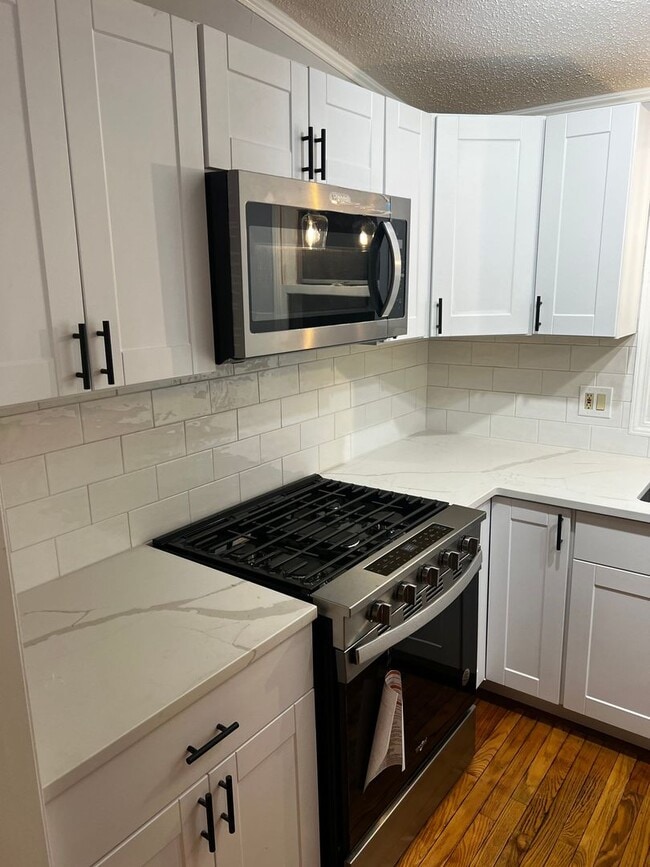 Building Photo - 4-Bedroom, 2-Bath Home with Modern Comforts in Tyngsboro, MA