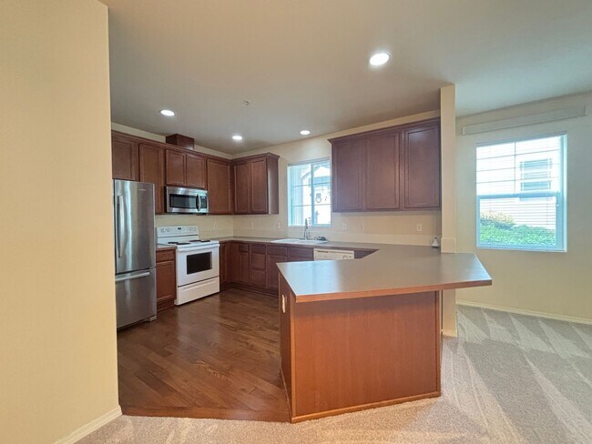 Building Photo - 3 Bedroom Condo in Dupont