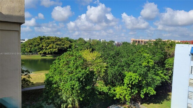 Building Photo - 9360 Fontainebleau Blvd
