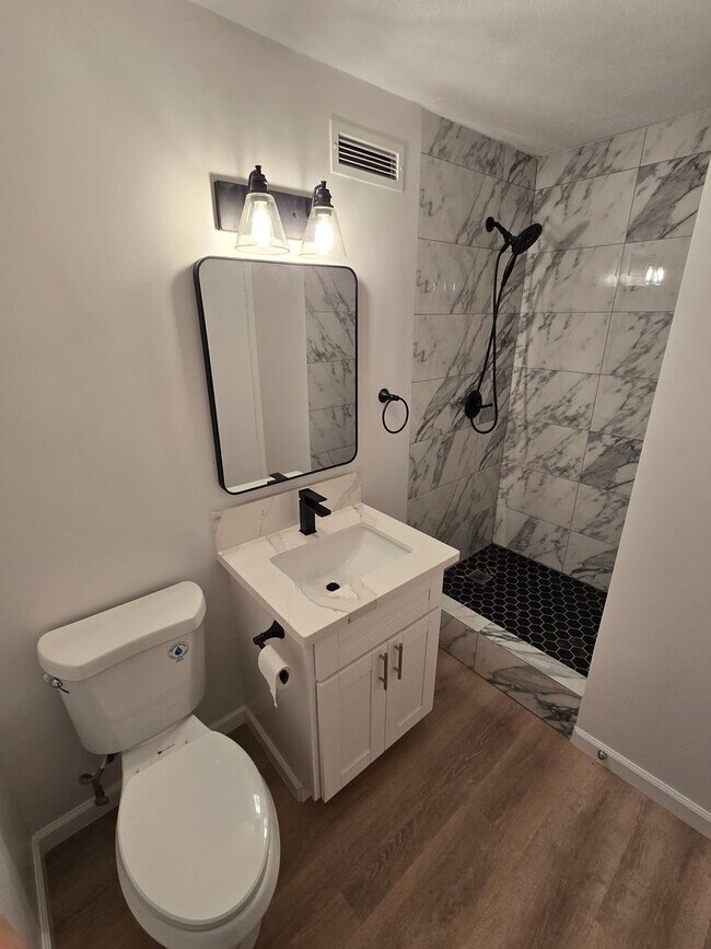 Foto del edificio - Newly Renovated 1 Bedroom/1 Bathroom Available Now