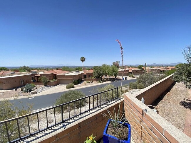 Building Photo - *COMING SOON* Spacious 2bd/2bath + Den hom...