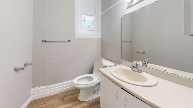Building Photo - 104 8th St NE