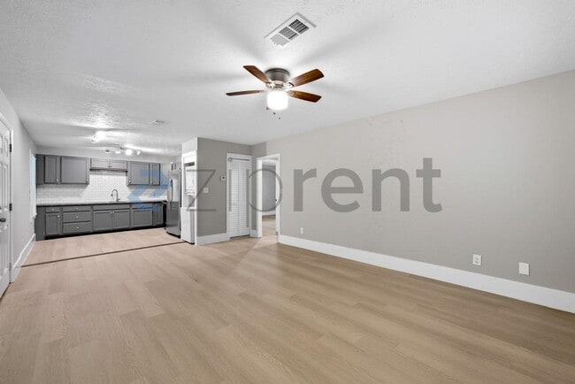 Building Photo - Unit A