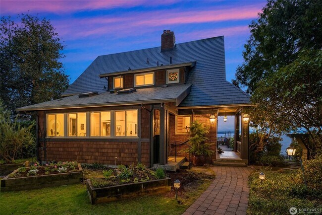 Foto del edificio - Timeless English Tudor with Stunning Puget Sound Views
