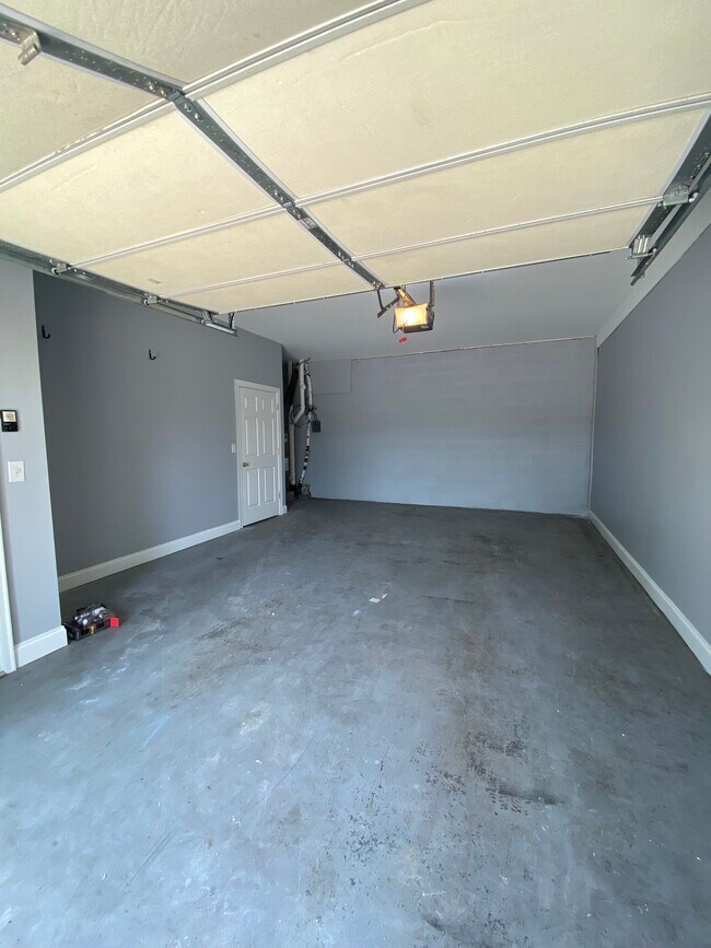 Garaje muy amplio. Espacio suficiente para un coche y almacenamiento. Además, un trastero independiente. - 137 High Ridge Rd