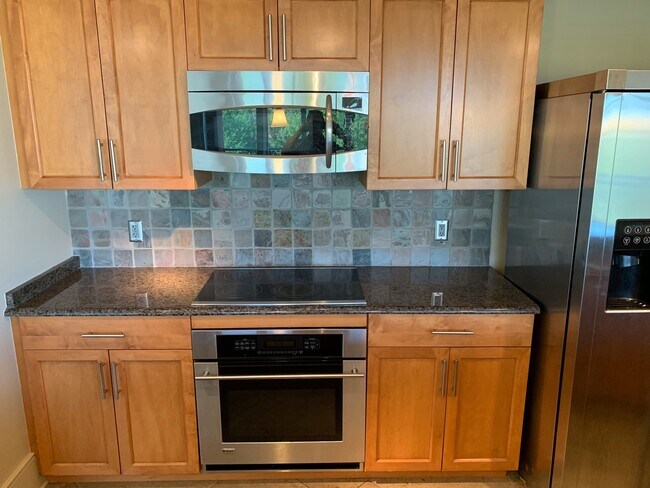 Kitchen - 1018 Hackberry Ln