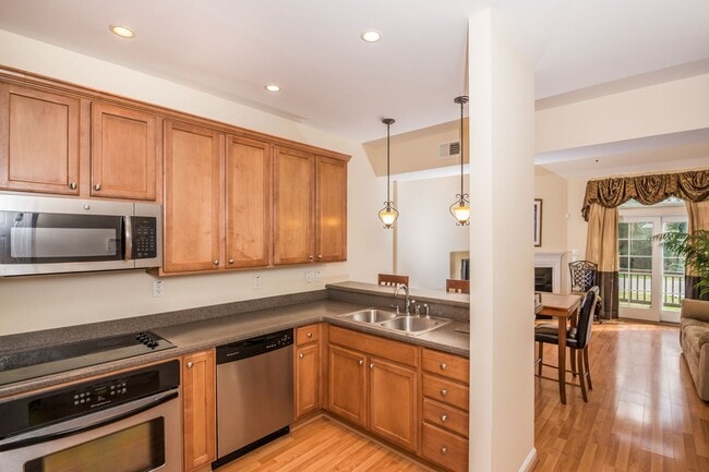 Building Photo - Updated Condo in Norfolk