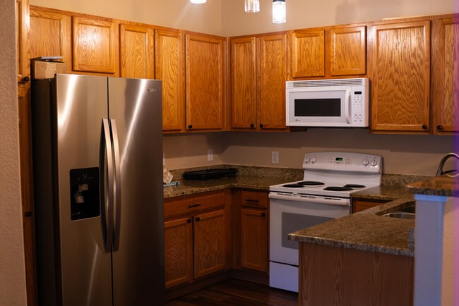 Building Photo - 2 bed 2 bath Condo