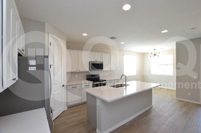 Building Photo - 36004 W San Clemente Ave