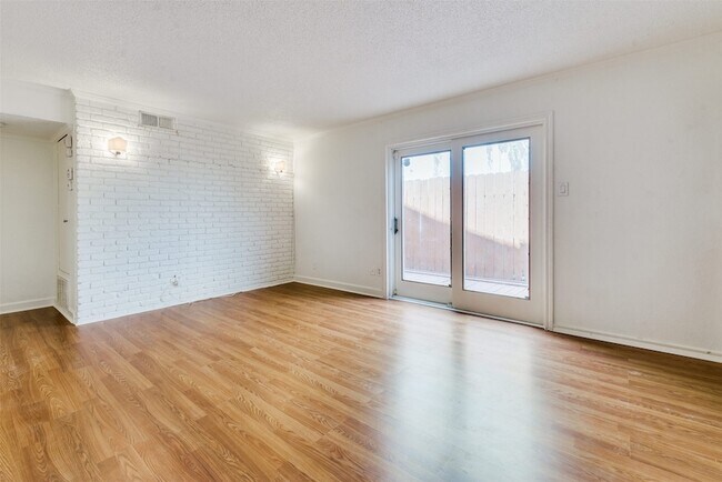 Foto del edificio - 2229 Mimosa Dr