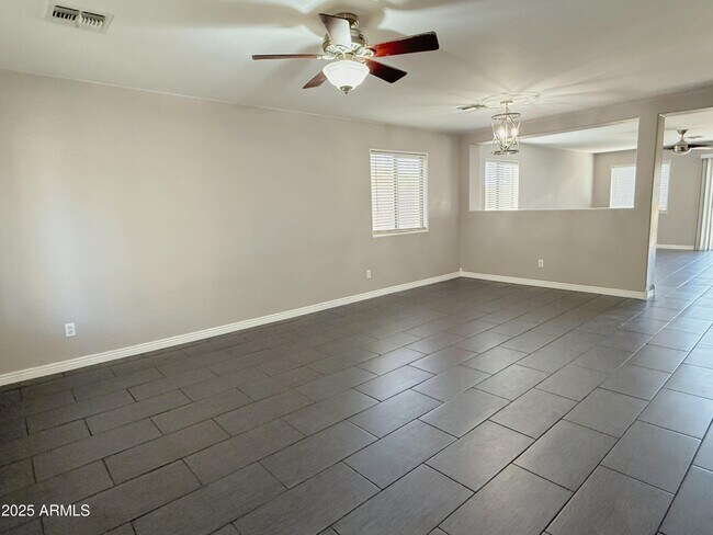 Foto del edificio - 2528 E Meadow Creek Way