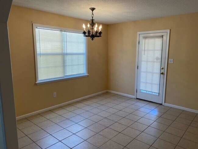 Building Photo - Three Bedroom Home in Lake Park!