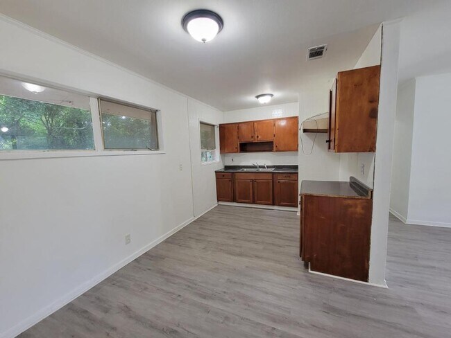 Foto del edificio - 3340 Adkins Ave