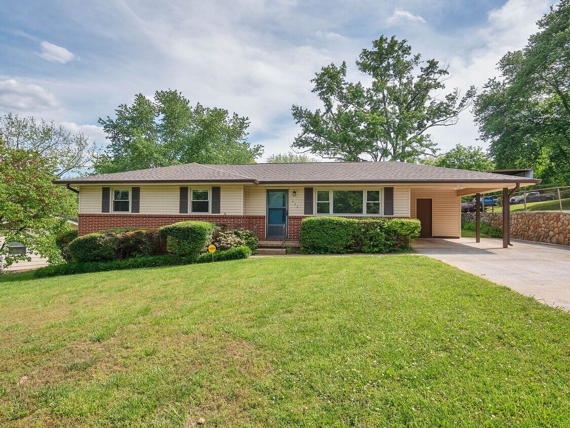 3 Bedroom Home in Red Bank – Pet Friendly & Minutes to Downtown - 3 Bedroom Home in Red Bank – Pet Friendly & Minutes to Downtown