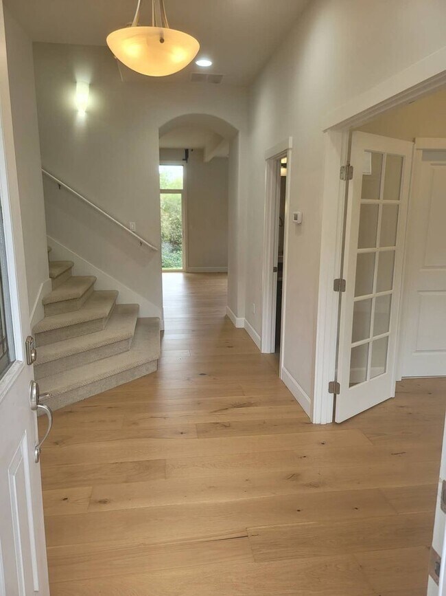 Building Photo - Beautiful, Newport area home!