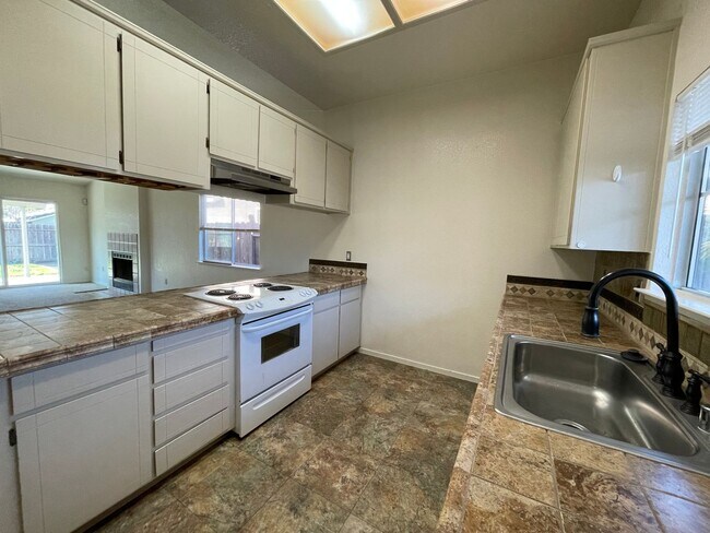 Foto del edificio - 441 N McClure Rd