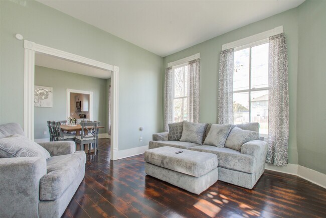 Building Photo - 3304 Avenue Q