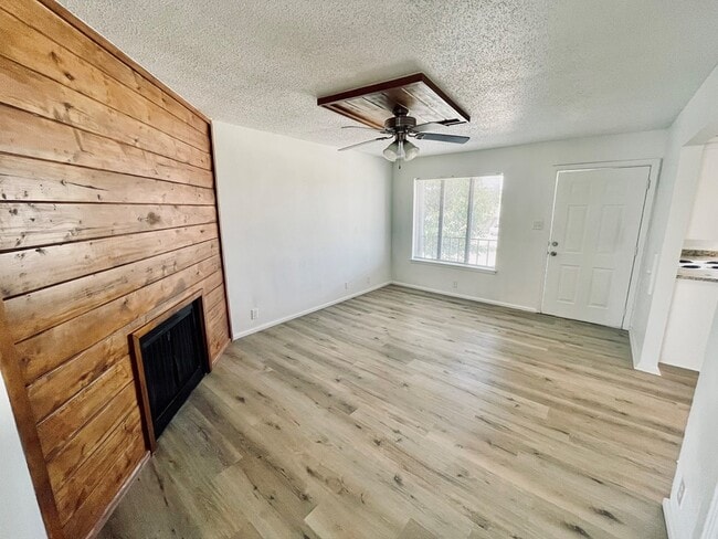 Building Photo - 1203 Redwood St