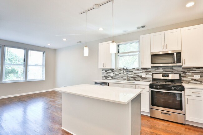 Foto del edificio - Gorgeous 1Bed/1Bath in Logan Square! Condo Quality! In-Unit Laundry! Central Air!